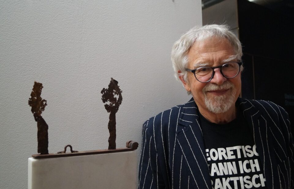 Dr List mit einer seiner Plastiken