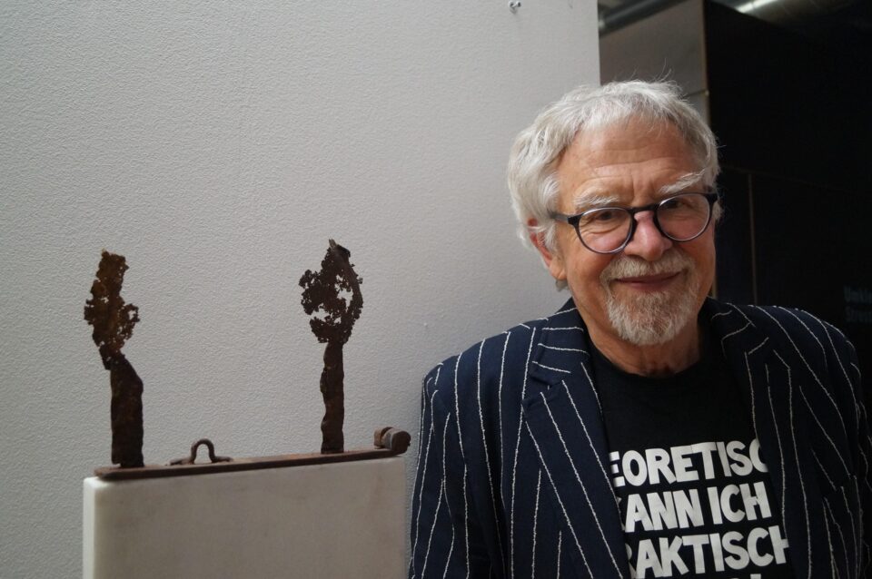 Dr List mit einer seiner Plastiken
