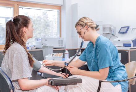 Blutdruckmessen Herzklinik 2808241