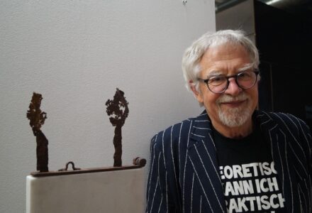 Dr List mit einer seiner Plastiken
