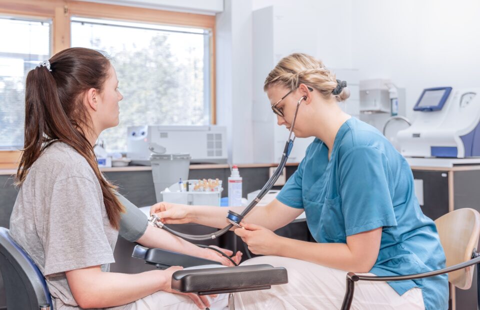 Blutdruckmessen Herzklinik 2808241
